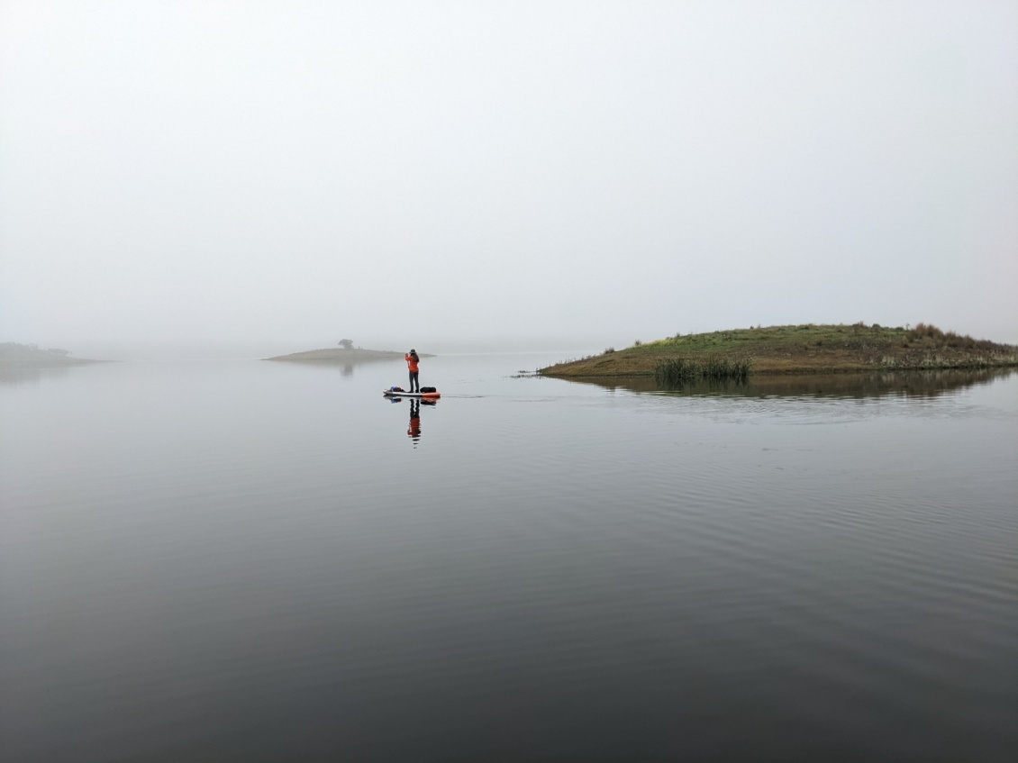 D'îles en îles, égrainées comme les cailloux du Petit Poucet, un fil d'Ariane pour se diriger dans la brume.