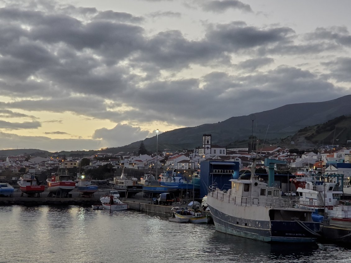 Jour 2 : Le port de Vila Franca à la tombée de la nuit.