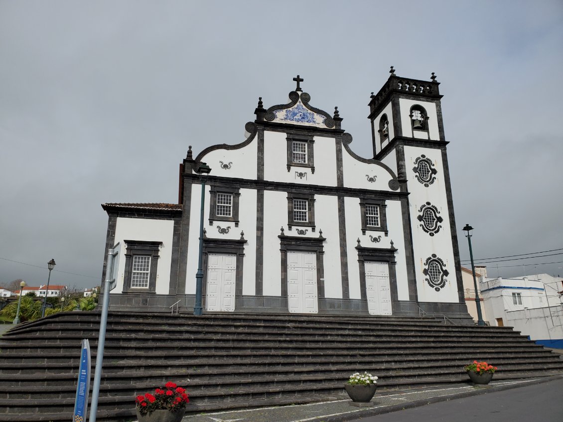 L'église de Ponta Garca en noir et blanc comme toutes celles de l'île.