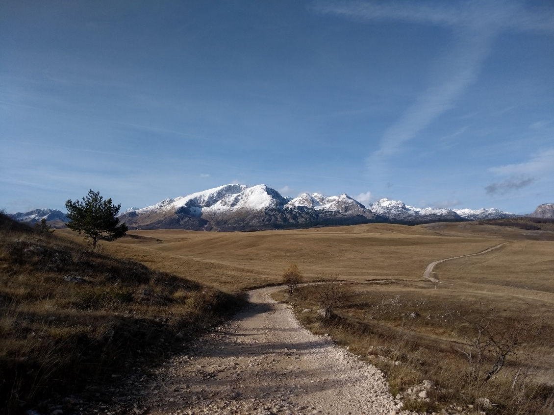 Le Durmitor.
Très impressionnant depuis les plaines de Zabljak, ce massif culminant à 2500 m d’altitude est parsemé de lacs, et très agréable
à randonner.
Photo : Thomas Seramour