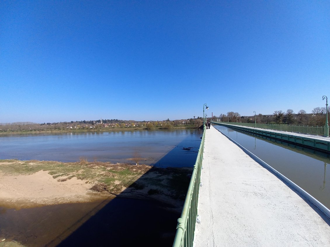 .... à Briare, quand 2 cours d'eau se croisent sans se mélanger