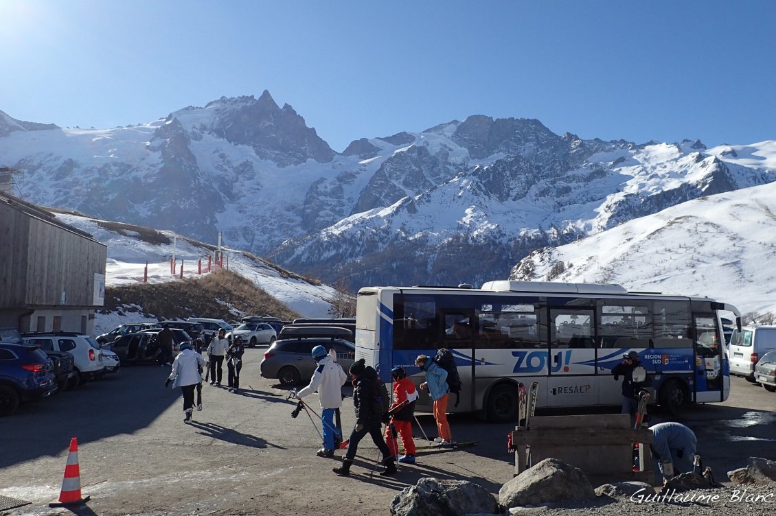 La navette nous dépose à la station de ski du Chazelet.