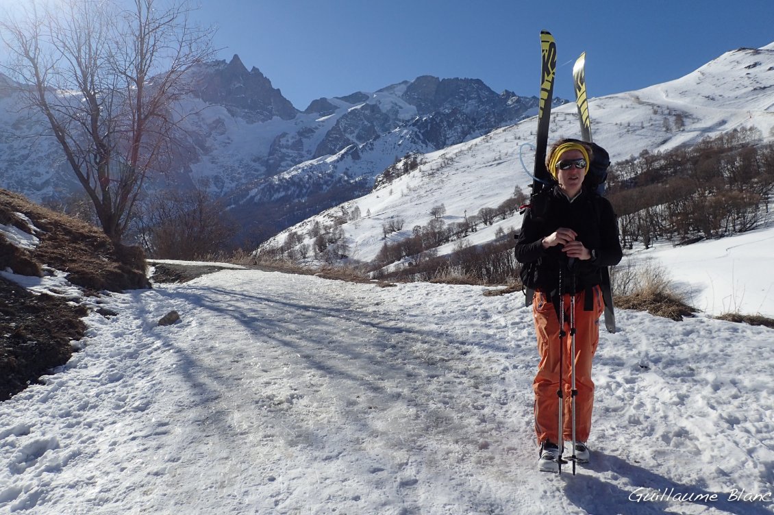 Départ, les skis sur le sac.