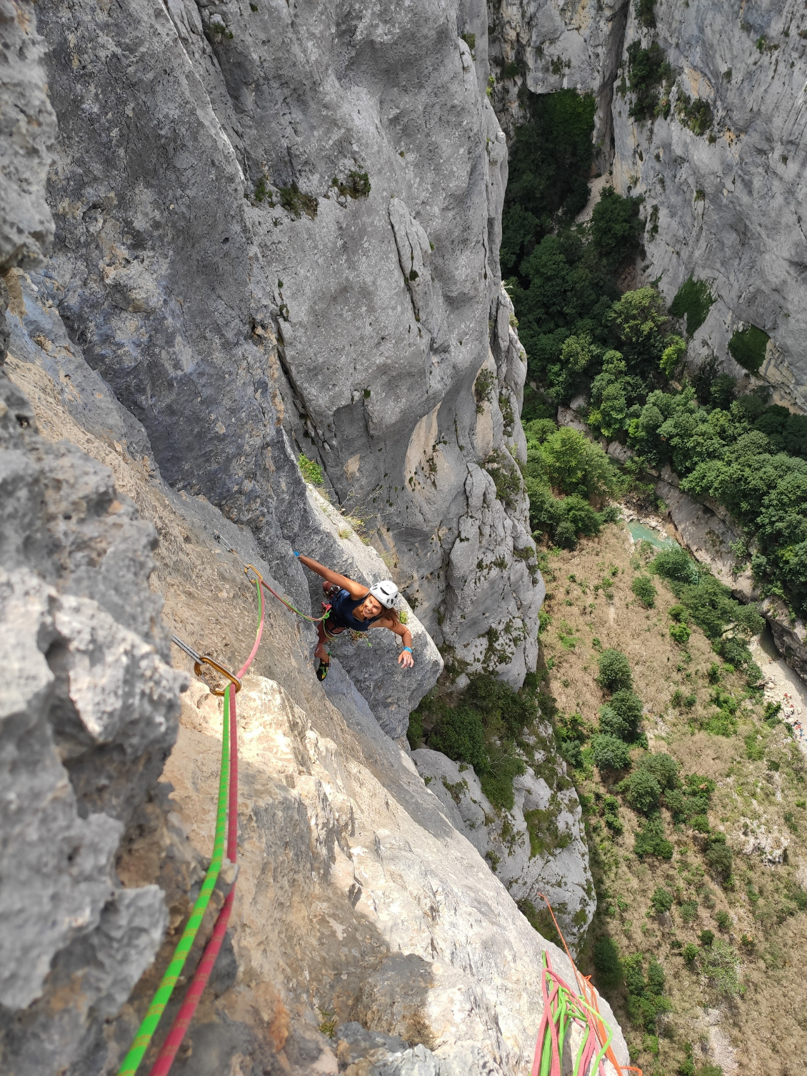 Louise ne se laisse pas impressionner dans la voie « Les limites des possibilités humaines ».
Photo : Guillemette Chapuy, Laurine Hilaire, Marie Malzieu