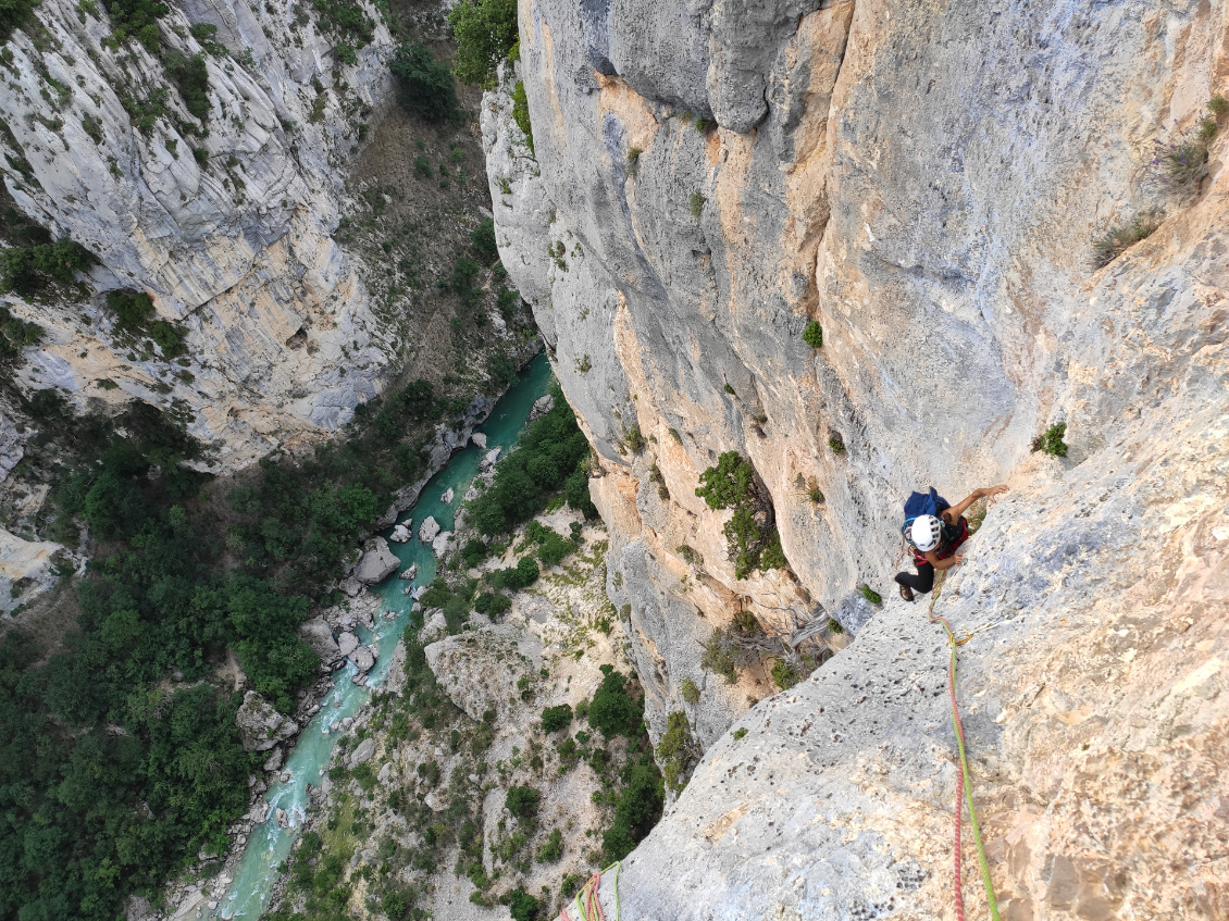 Les gouttes d’eau. Une grimpe en finesse dans cette structure rocheuse typique du calcaire verdonesque dans la voie « Les fils de l’haltère et du pan ».
Photo : Guillemette Chapuy, Laurine Hilaire, Marie Malzieu