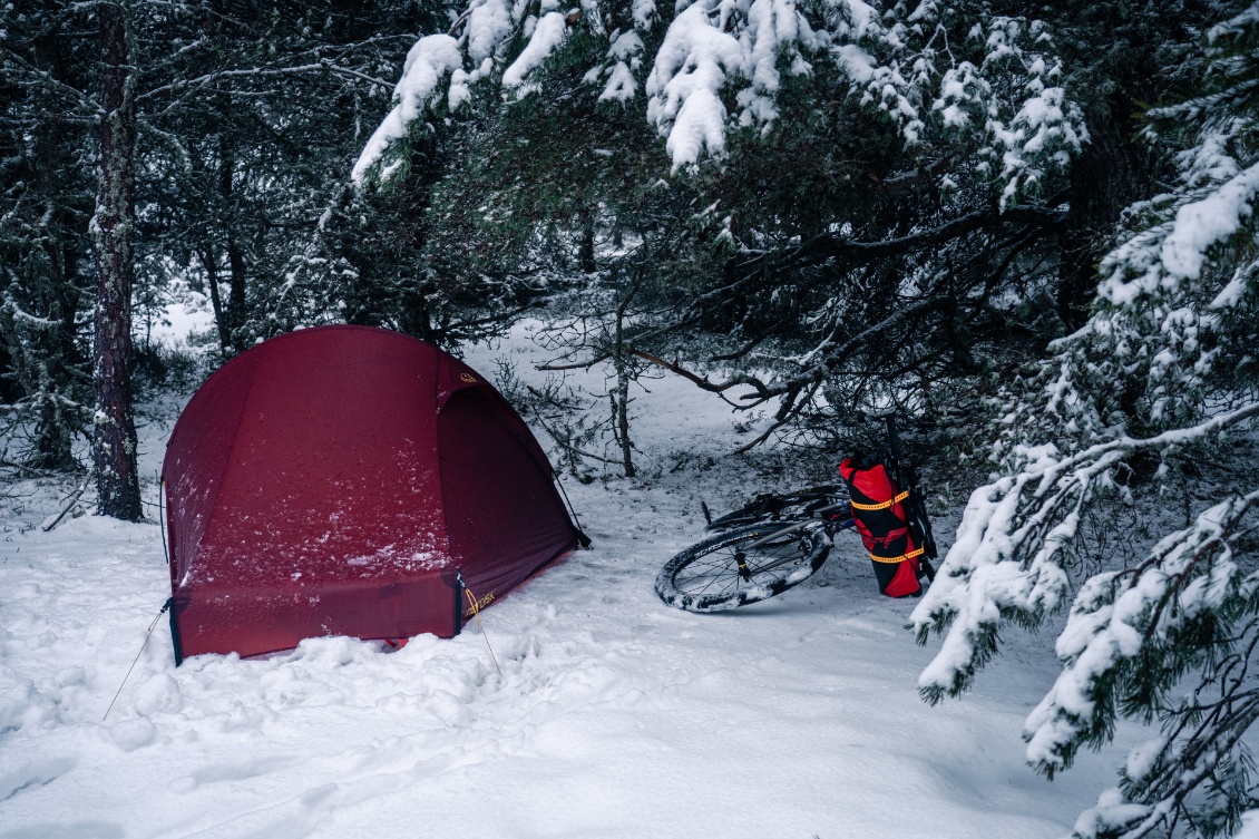 La tente d'Anthony lors de son trip hivernal, pas loin du mont Lozère.