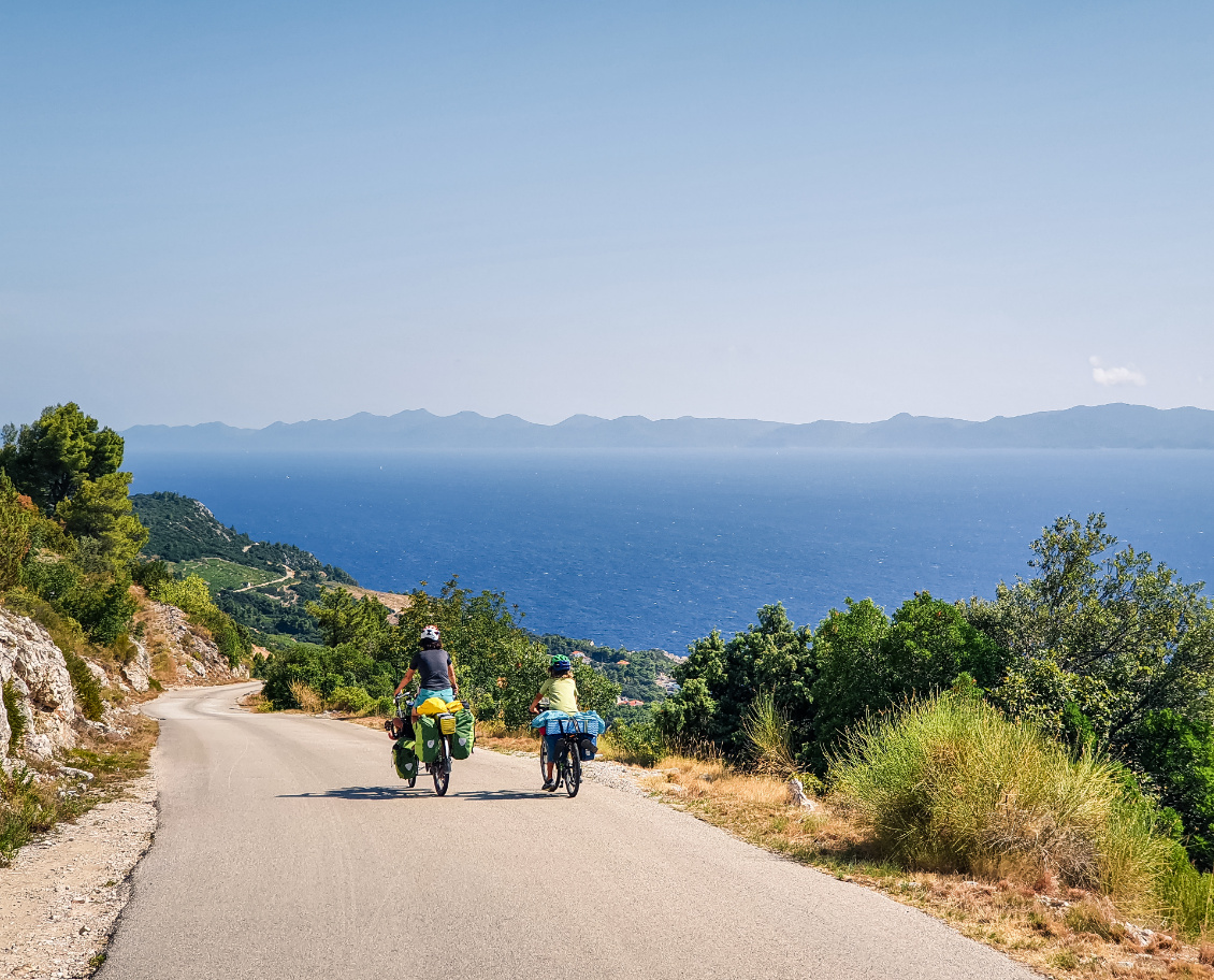 Descente vers le port de Trstenik (Croatie).
Photo : Rémi Vallin