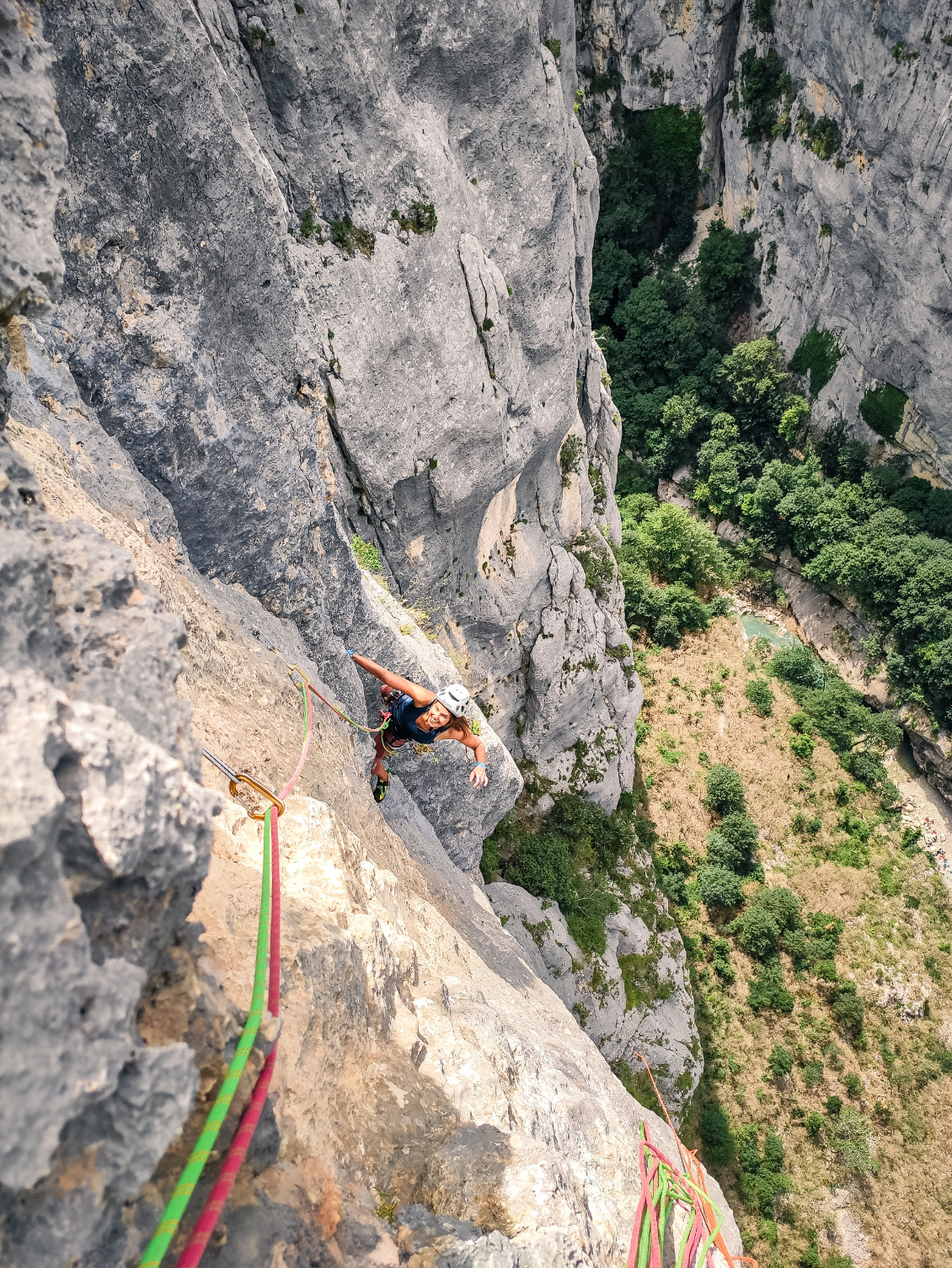 Louise ne se laisse pas impressionner dans la voie « Les limites des possibilités humaines ».
Photo : Guillemette Chapuy, Laurine Hilaire, Marie Malzieu