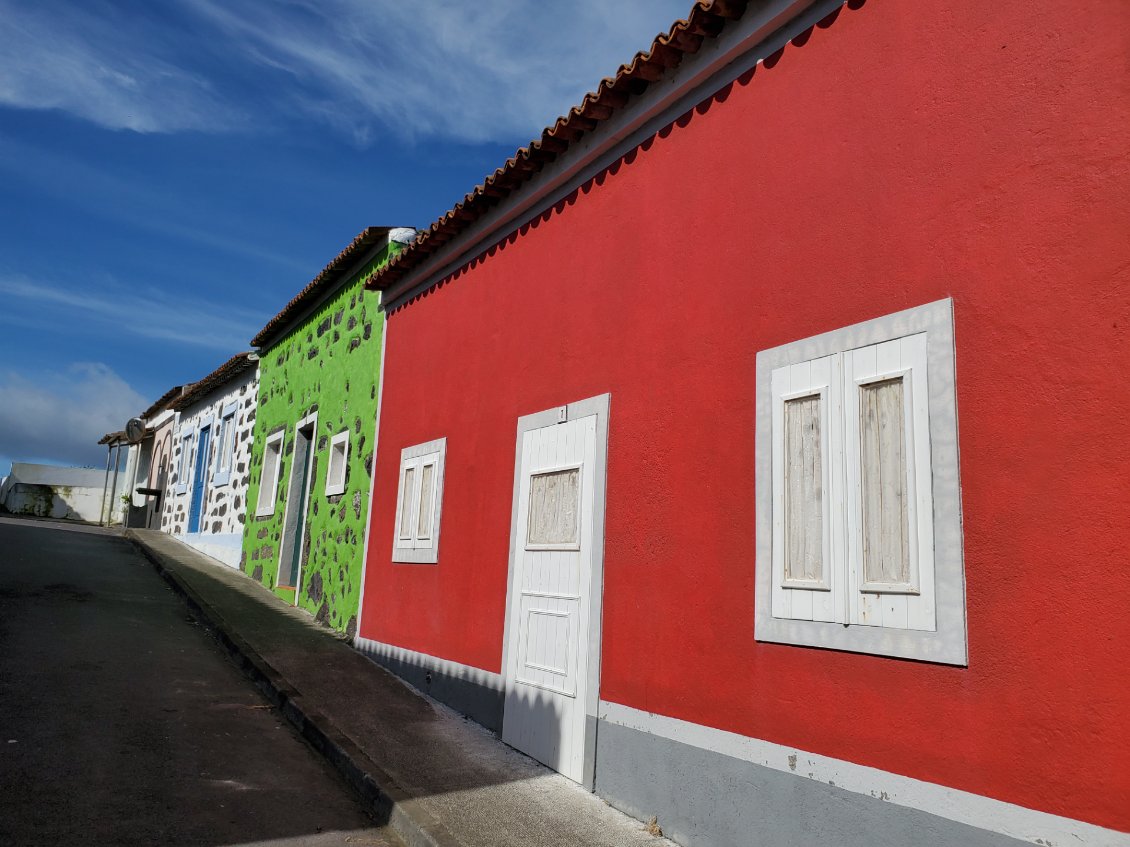 Petit village vers Capelas- Côte nord.