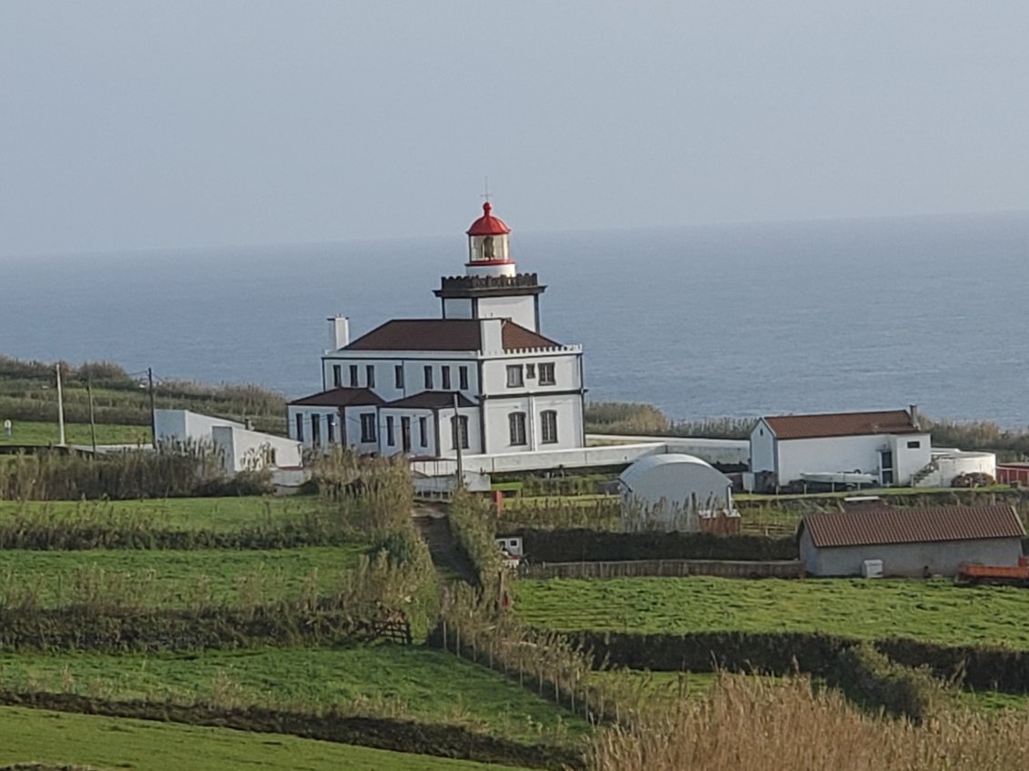 Le phare de Ponta de ferraria- Côte ouest- l'océan est trop agité pour accéder à la piscine naturelle chauffée.....dommage mon maillot était prêt