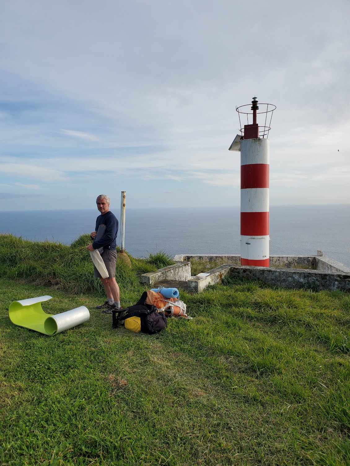 camping sauvage à Rocha de Cascagno..... on cherche encore les baleines et on dérange encore les goelands qui nous disputent avec leurs cris stridents même la nuit tombée.