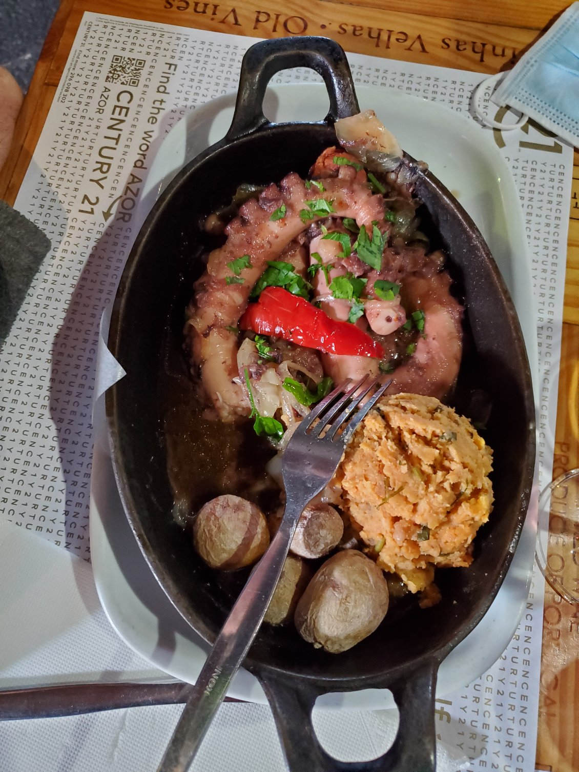 Plat traditionnel LE POULPE pour Luc au resto le TASCA à Ponta Delgada- Polvo à Tasqueiro= recommandé par le petit futé.