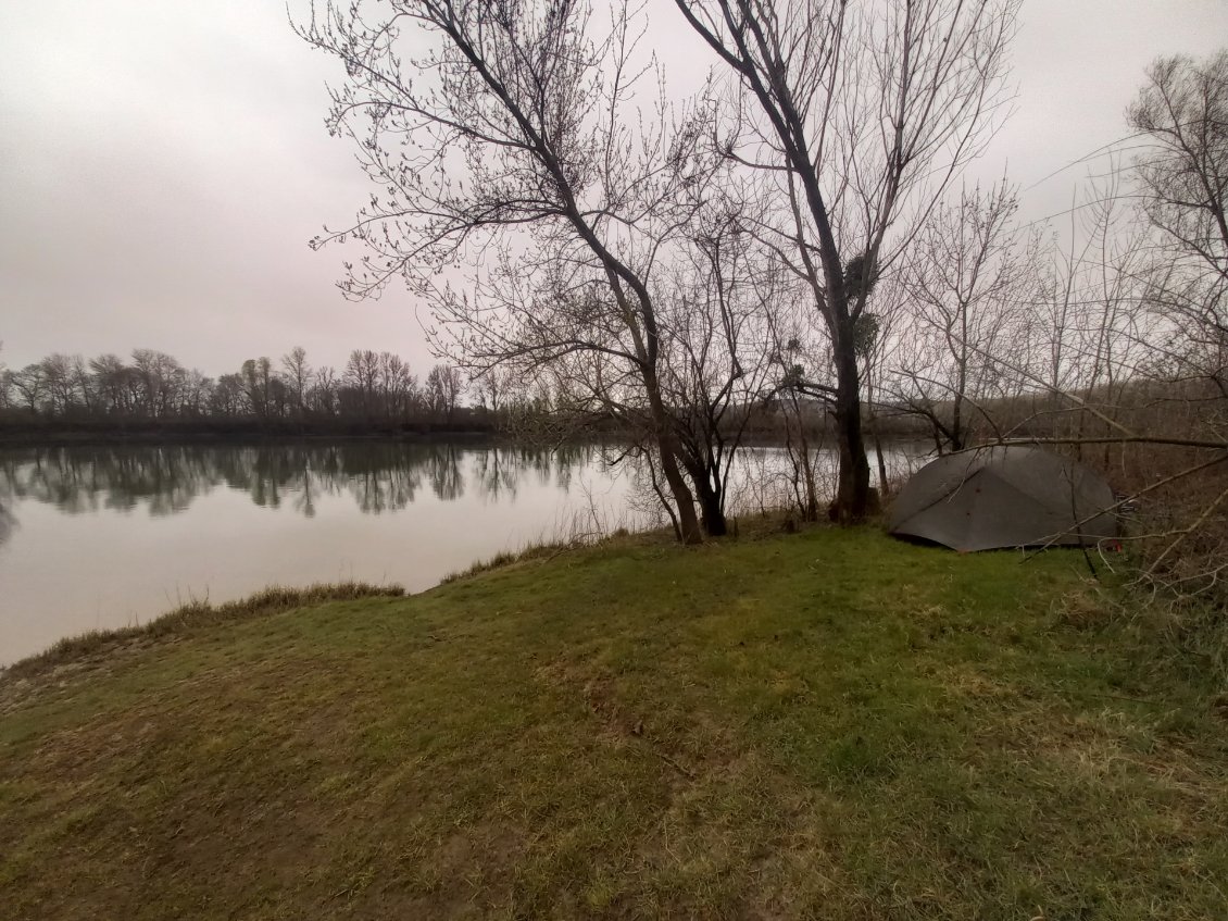 Un bivouac tranquille en bord de Saône, pas facile à trouver celui là