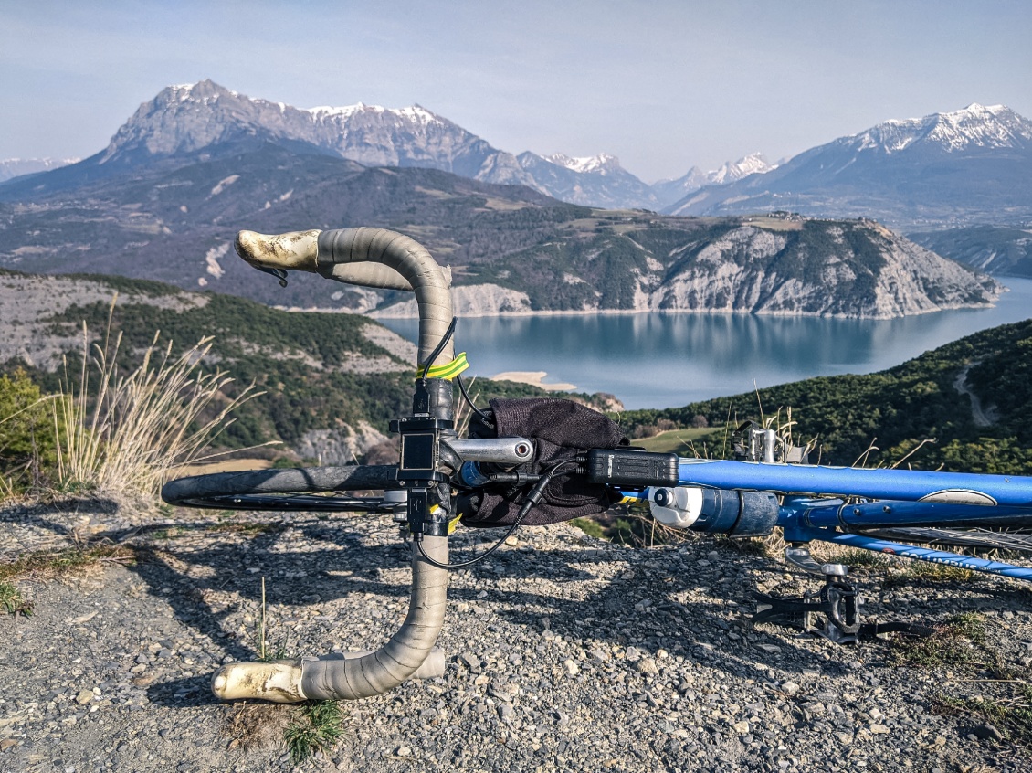 Là j'ai posé mon vélo depuis 10 minutes, en haut d'un col, et le convertisseur continue d'alimenter la batterie externe (l'affichage semble éteint mais c'est à cause de la luminosité trop élevée !)