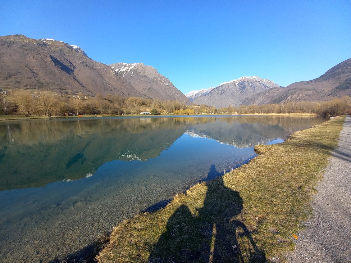 Le lac bleu de Valbonnais, super paisible, un peu de douceur au milieu de ces hauts pics !