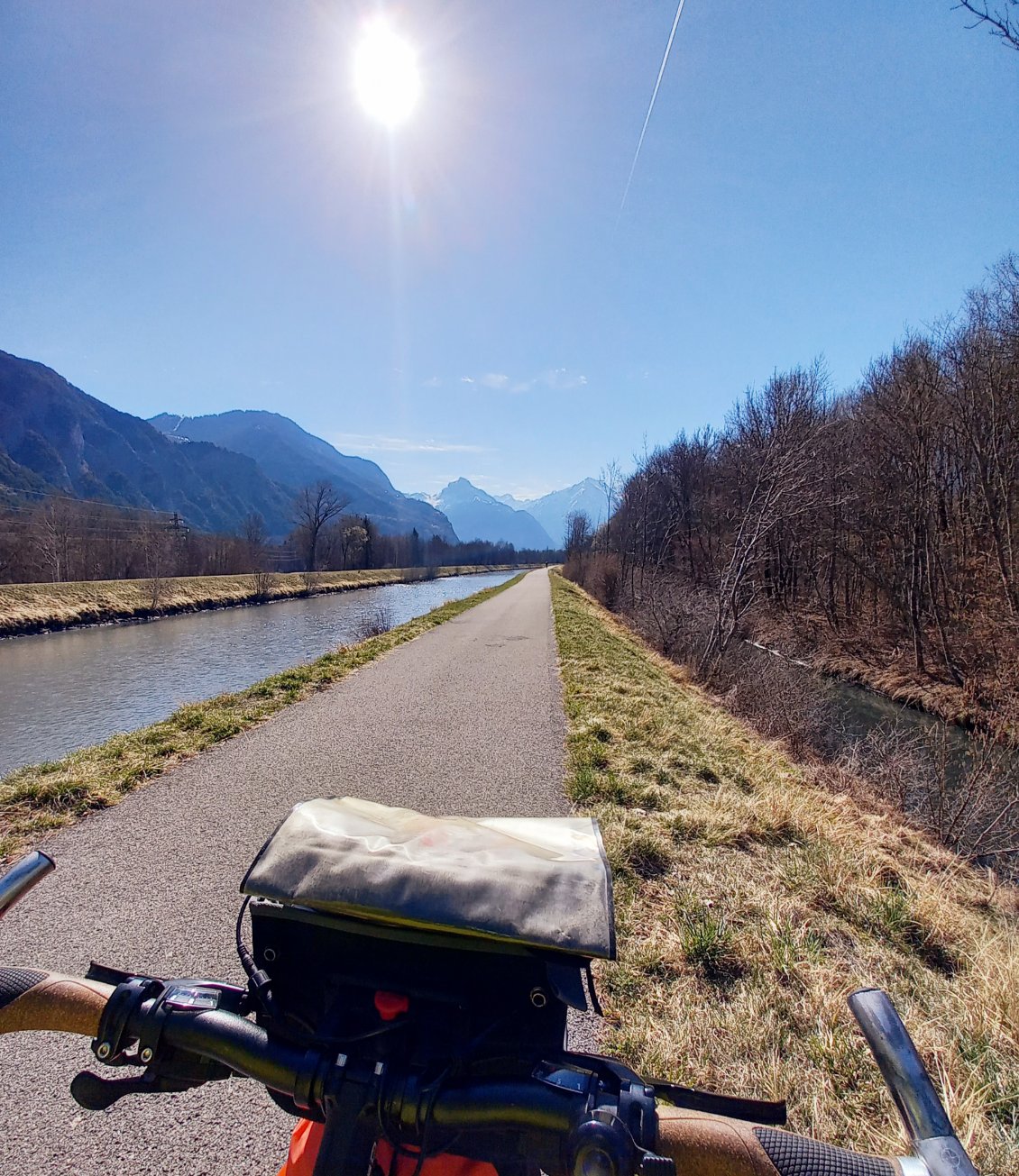 Ici non plus, pres de Bourg d'Oisans, les rivieres ne se mélangent pas, 3 rivieres en parallele ! La Romanche, la Rive et Sarenne...
enfin plus pour longtemps