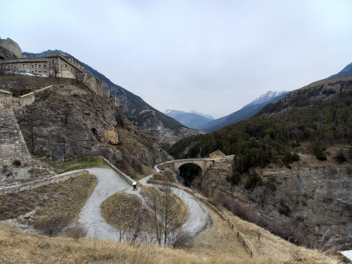 Bienvenus a Briancon, verrou fortifie sous le col de Montgenevre. Ca transpire l'histoire de partout, mais c'est aussi un pays bien vivant