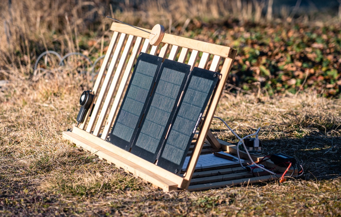 Face au soleil ! La tige métallique sur le dessus permet de vérifier, sans ombre projetée, que le panneau est parfaitement vertical au rayonnement solaire.