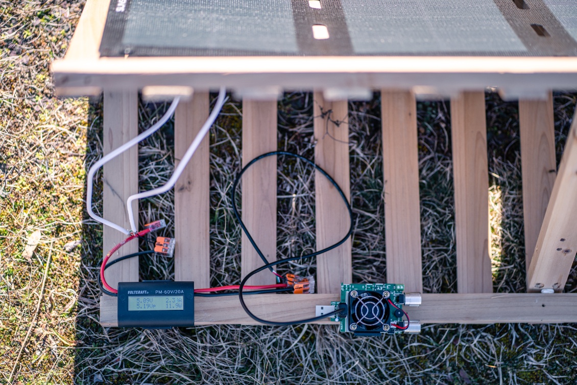 Les instruments placés derrière le panneau testé : wattmètre à gauche, et rhéostat à droite. Les deux potentiomètres permettent d'ajuster plus ou moins finement la résistance du rhéostat.