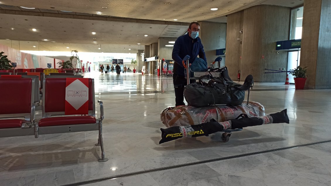 Grâce aux chariots de l'aéroport c'est un jeu d'enfant de transporter 50 kg de matériel. Mes roulettes se sont avérées indispensables pour les manutentions et les nombreuses zones où les chariots ne sont pas admis.