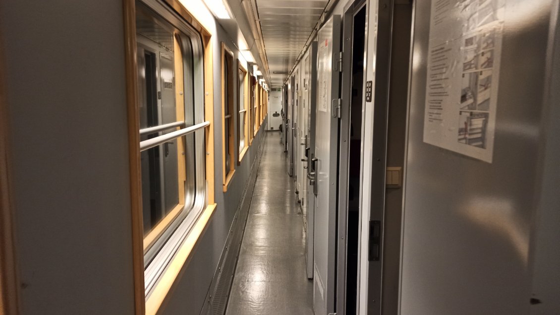 J'adore l'ambiance : le train de nuit va m'amener directement de l'aéroport (Arlanda Central Station), départ à 18h30, jusqu'à Abisko, arrivée 11h30. Bonne nuit ...