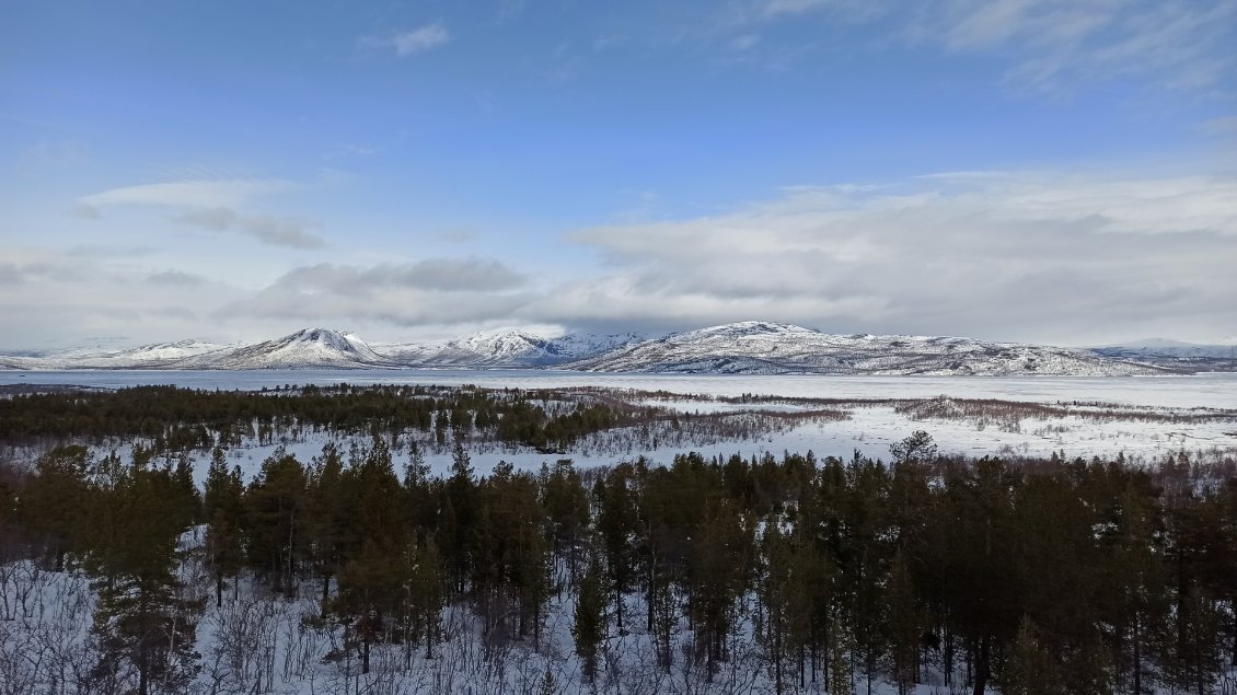 Un lac gelé, une grande plaine, des montagnes, Abisko est proche.