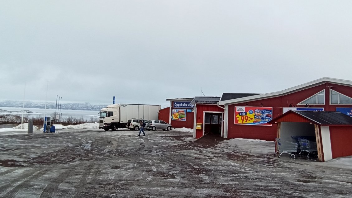 A peine arrivée j'ai repris un autre train (le seul) pour revenir sur mes pas et me rendre au supermarché (le seul) d'Abisko Östra.