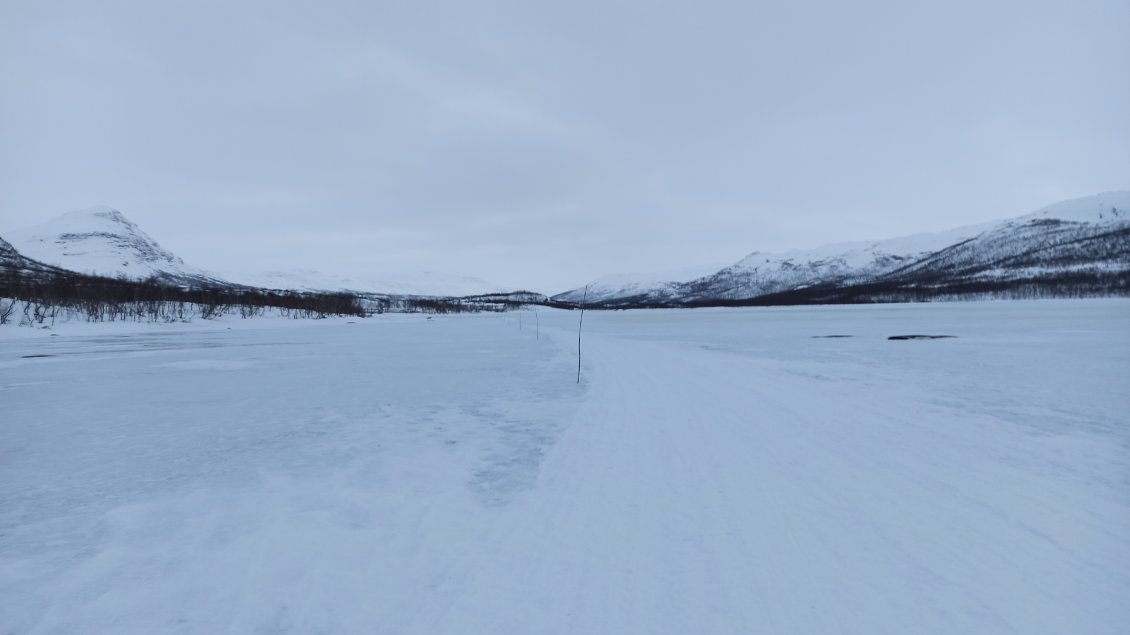 J1. Puis finalement je me suis lancé sur le lac, car une guide accompagnant un groupe d'une petite dizaine de personnes m'a confirmé qu'il n'y avait aucun danger. Il s'agit d'une couche d'eau recouverte d'une fine couche de glace, le tout par-dessus l'épaisse couche de glace porteuse.