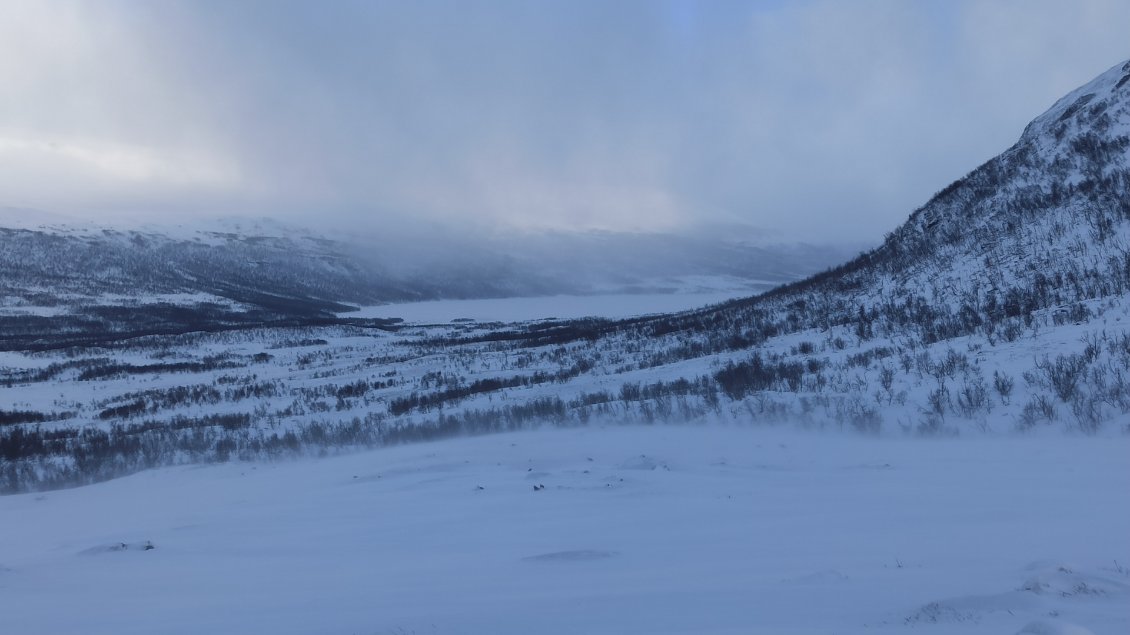 J3. Vue le lac d'Abiskojaure traversé la veille avec les craquements de glace. Remarquez au passage la neige soulevée par le vent.
