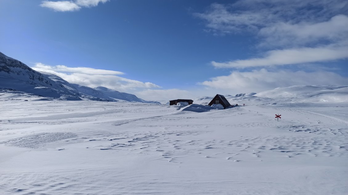 J3. Ce qui m'a été décrit comme un abris intermédiaire s'avère être plus qu'une simple cabane. Décidément les Suédois ont le sens du confort.