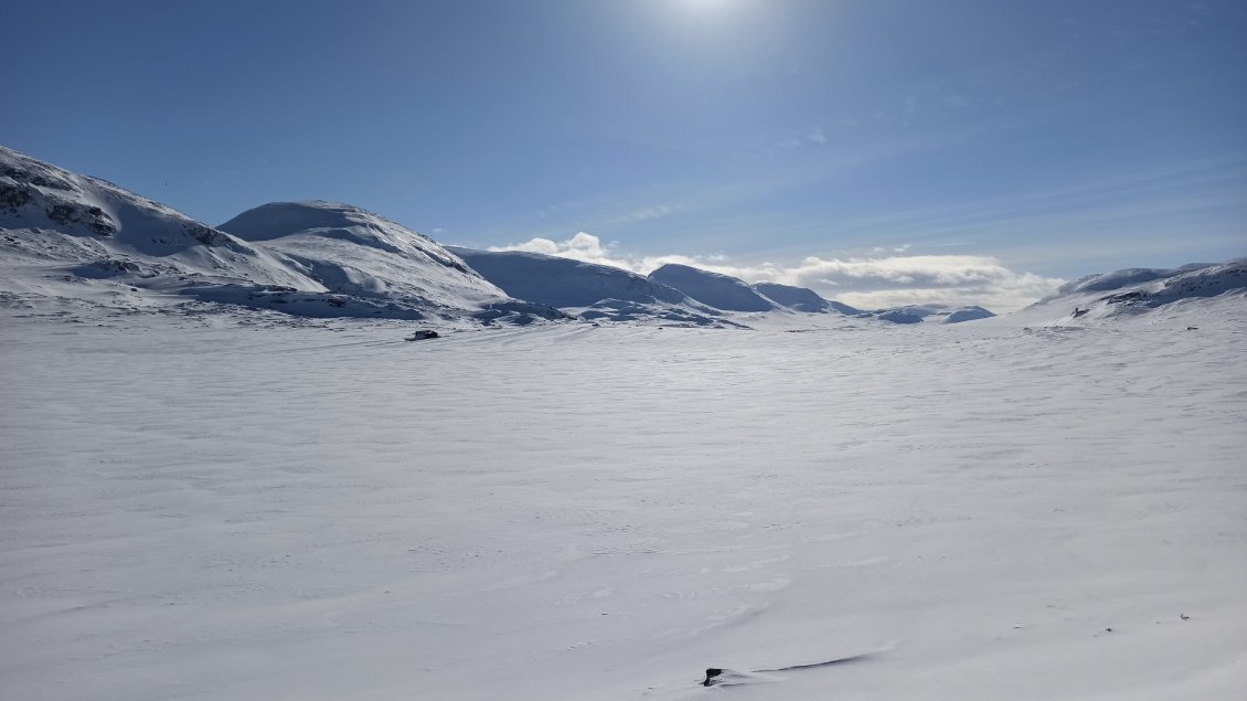 J3. Compte tenu des évènements de la veille, la progression se fait le long d'un lac gelé mais le dévers est loin de me simplifier la tâche. Il tend à renverser la pulka, d'autant que je n'ai pris qu'une corde pour la tracter, laissant mon brancard rigide en France pour économiser 2kg de bagages (erreur ...).