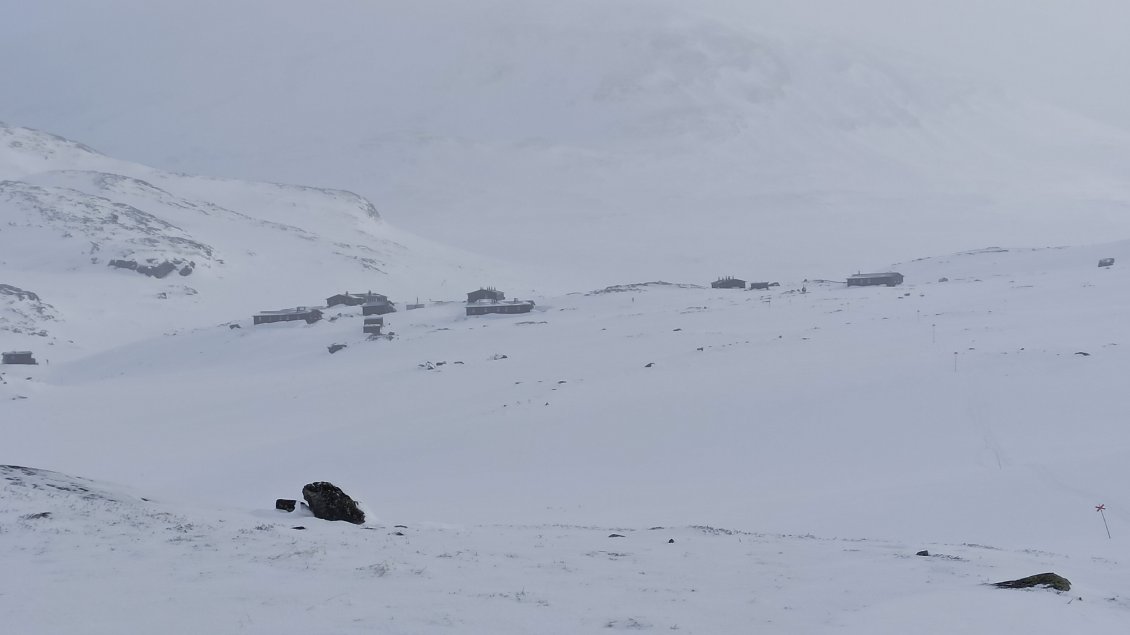 J3. Le refuge d'Alesjaure apparaît au milieu de nulle part. C'est impressionnant tous ces bâtiments ...