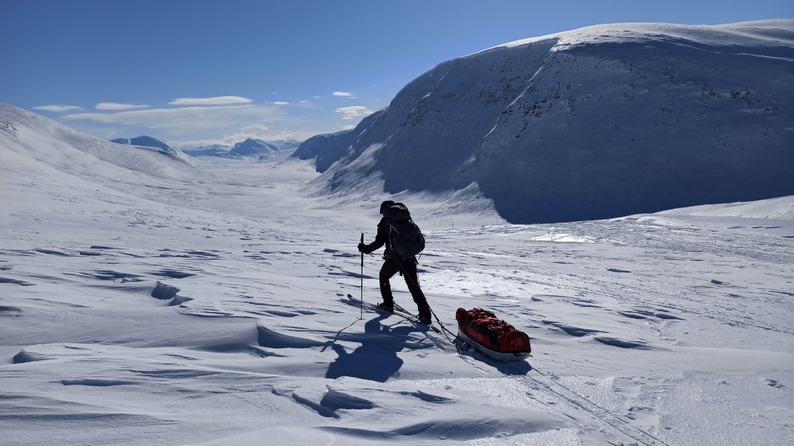 J5. Pour descendre j'utilise selon le degré de la pente et l'état de la neige différentes techniques. Technique 1/3 : je continue à tracter ma pulka derrière moi en accélérant et en m'écartant si je sens qu'elle prend de la vitesse au point de vouloir me doubler.