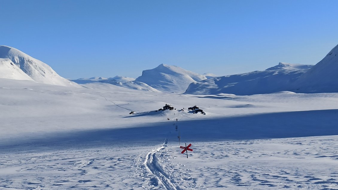 J5. Surgi au milieu de nulle part, le refuge de Sälka trône fièrement sur un petit promontoire.