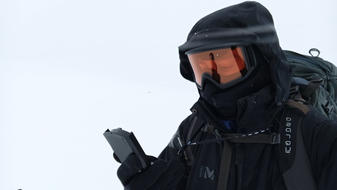 J6. Tout est blanc. Je ne différencie plus le ciel du sol. Impossible de voir si ça monte ou ça descend. Entre deux contrôles GPS, je garde le cap à la boussole en tenant compte de la déclinaison magnétique de 10° (négligeable en France).