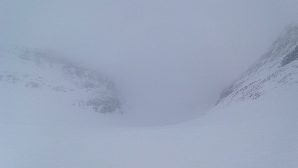 J6. Je suis descendu dans la continuité de la vallée précédente mais orientée différemment. "J'ai retrouvé la vue". L'abris Nallo doit être tout proche. J'espère que demain matin je pourrai observer la montagne qui laisse deviner une paroi abrupte de plusieurs centaines de mètres.