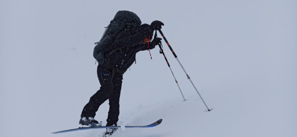 J7. La pente plutôt raide pour des ski de randonnée nordique me donne l'occasion de travailler mes conversions. Le style n'est pas vraiment académique, mais ça fonctionne.