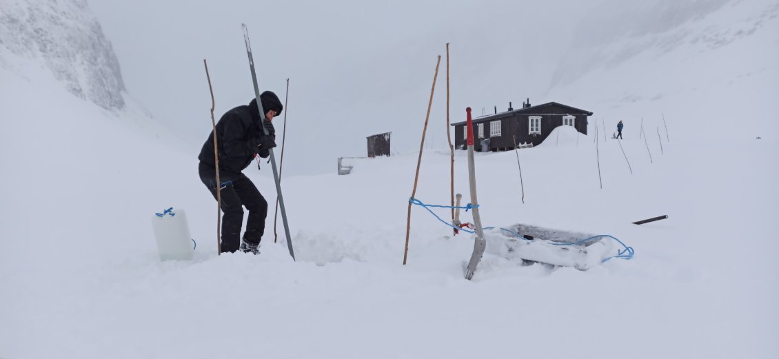 J7. La journée n'est pas finie. Après la corvée de bois, je vais chercher l'eau. Elle est dans un trou à 2 mètres sous le niveau de la neige.