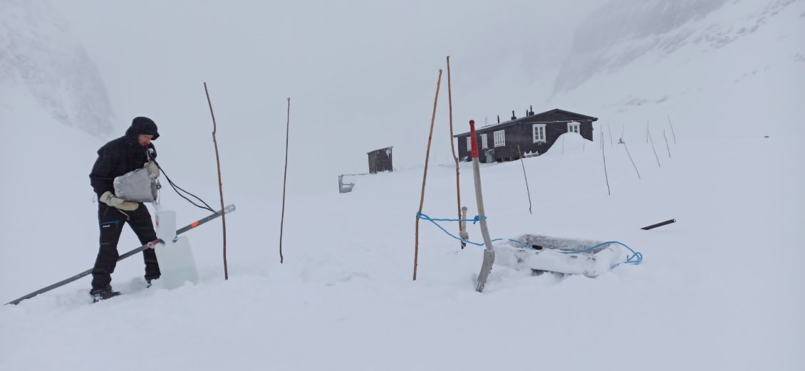 J7. Je remplis ce gros bidon à tirer sur la neige jusqu'au refuge. Je suis fatigué de cette journée. J'aurais pu me mettre en mode éclair et traverser la Kungsleden en quelques jours seulement, mais j'ai fait le choix de prendre le temps de m'imprégner de ce milieu. Je tatonne, ce qui est énergivore, mais en contrepartie j'apprends beaucoup.