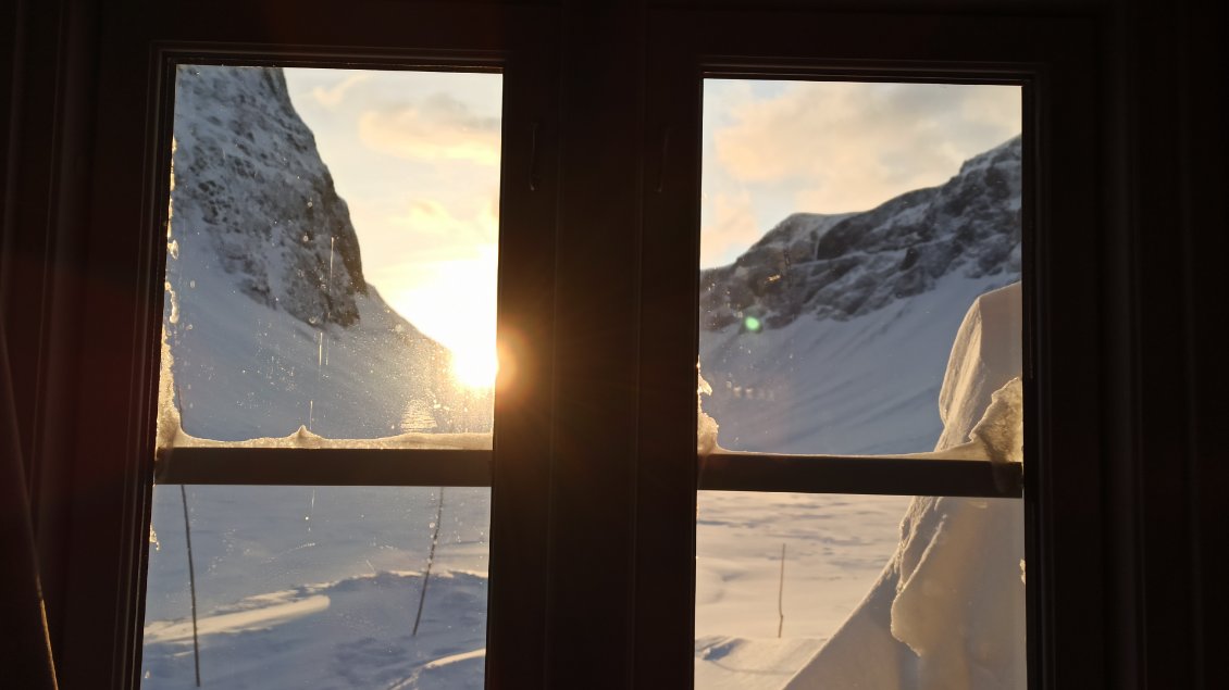 J8. La météo a tourné au beau temps, et la vue depuis ma fenêtre s'étend dorénavant au-delà du panneau "pipi" avec un magnifique levé de soleil.