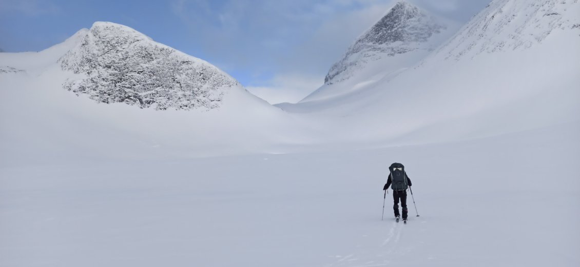 J8. Je skie sur un lac gelé et me dirige droit vers le col à franchir. C'est au pied de ce col que j'ai fait demi-tour.