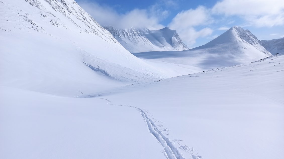 J8. Le plaisir de faire ma trace. La veille en plus d'avoir aucune visibilité elle disparaissait rapidement, recouverte par la neige soufflée. Quand je m'arrêtais pour un faire un point d'orientation, je veillais à ne pas tourner à l'arrêt afin de garder une mémoire de la dernière direction empruntée, et éventuellement corrigé plus ou moins le tir en conséquence.