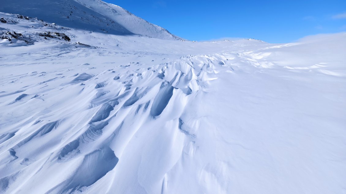 J8. Le vent est un artiste qui sculpte la neige. Attention : oeuvre éphémère ...