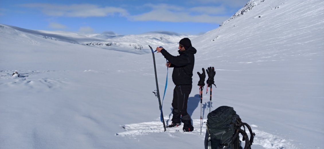 J8. Pas de pulka à tracter + descente = je retire mes peaux pour le restant de la journée. J'ai hâte de retrouver le plaisir de la glisse et de m'économiser dans l'effort par la même occasion.