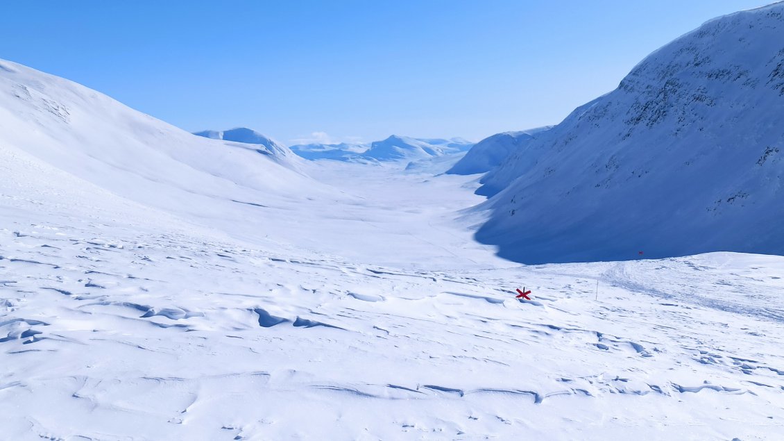 J8. J'ai retrouvé les croix rouges de la Kungsleden. En quelque sorte le retour à la civilisation si j'ose dire, car on n'aperçoit tout de même personne à l'horizon. Après être passé à Tjäktja (J4), je me rends à Sälka récupérer ma pulka. La boucle de cette petite escapade "sac à dos" hors chemin principal s'achève. A suivre ...