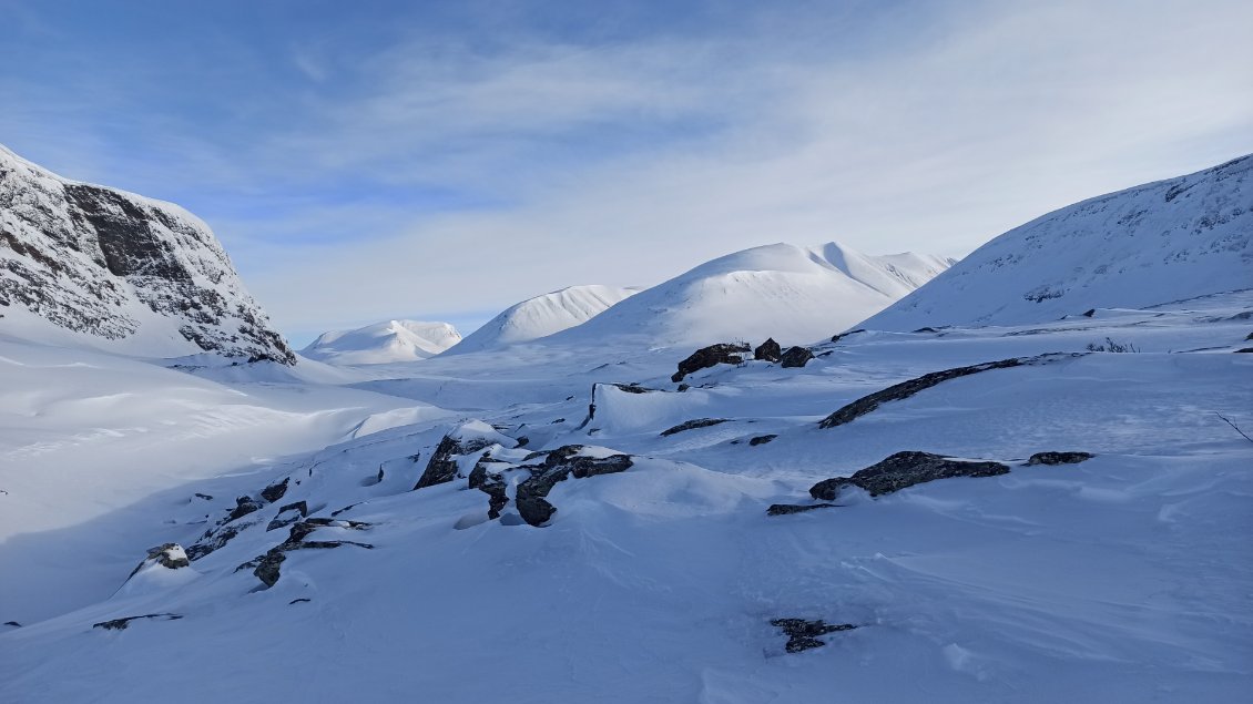 J11. L'idée de ce petit périple de deux jours consiste à quitter l'itinéraire principal de la Kungsleden. Comme pour Nallo, je m'engouffre dans une vallée perpendiculaire.