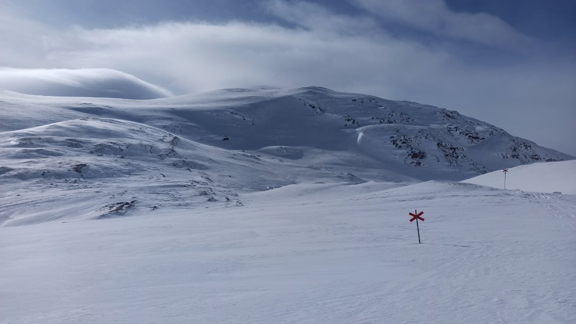 J11. Finalement à ma grande surprise l'itinéraire est balisé. Dans le principe c'est une piste de moto-neige, mais il n'y a pas foule et c'est tant mieux.