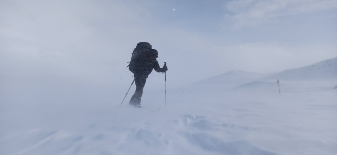 J11. Le vent souffle, mais la visibilité reste correcte (ouf!). Dans ces conditions ce n'est pas toujours aisé de prendre des photos entre le trépied qui bascule, les doigts saisis par le froid, la batterie qui perd 5-10% tout juste après avoir sorti l'appareil de la chaleur de ma poche puis le gel qui s'installe rapidement dessus, mon corps qui refroidit dès que je suis statique, etc, etc. Maisquand je vois les images, je pense que ça en vaut la peine (non?).