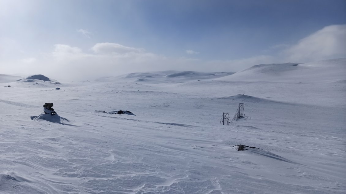 J12. Ce cairne indique un sentier estival qui mène au pont en contrebas. Ce n'est pas le mien. Ce paysage figé avec le pont pris dans la neige et l'absence de traces de vie m'évoquent l'ambiance apocalyptique digne des meilleurs films de science-fiction.