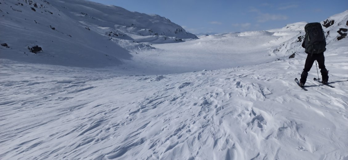 J12. Col qui débouche sur le passage technique de la journée. A petits pas je repère avec la plus grande des précautions les lieux, en évitant surtout le côté droit du col comme me la signalé le gardien du refuge ce matin.